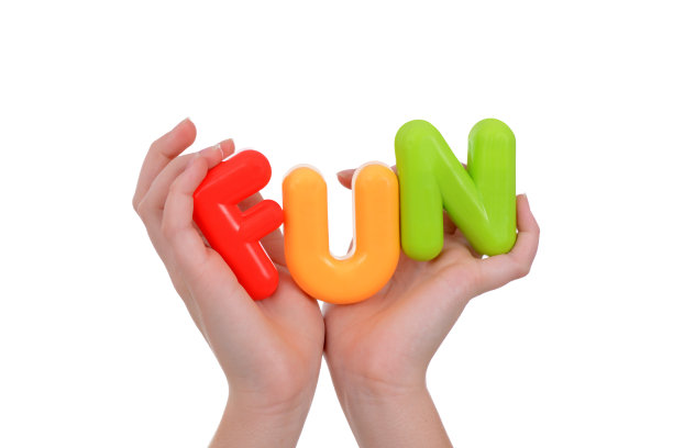 孩子把单词拿在手里玩图片下载