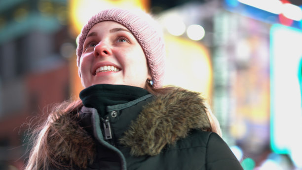 晚上在城市里微笑的白人女人图片下载