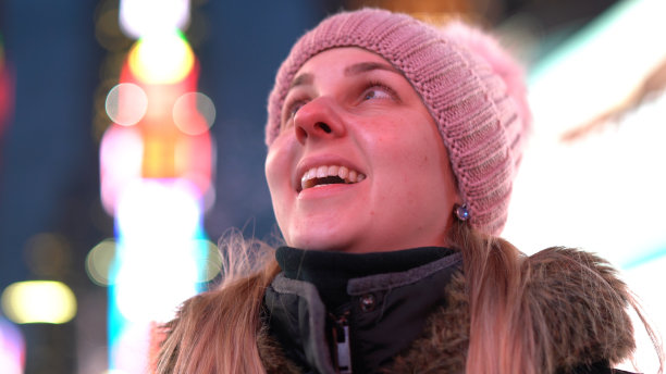 晚上在城市里微笑的白人女人图片下载