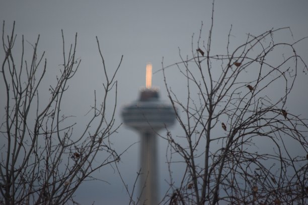 加拿大安大略省尼亚加拉大瀑布中的天塔。图片下载