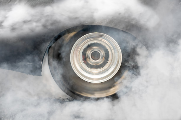 赛车在比赛前烧胎预热素材图片