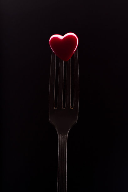 叉上红心，黑底。图片下载