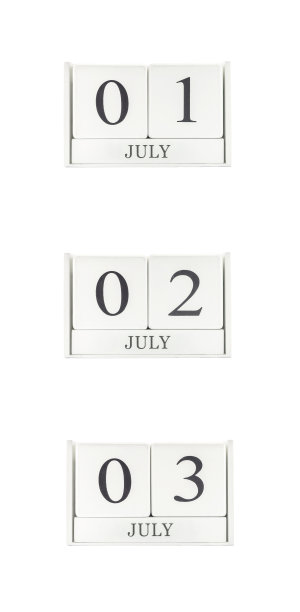 特写组白木历以黑色1个7月、2个7月、3个7月字，三个日期日历孤立在白色背景上图片下载