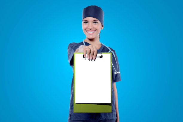 年轻的亚洲女医生展示她的空白剪贴板的copyspace图片下载