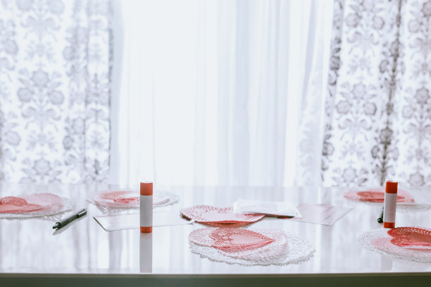 桌子与情人节卡片材料图片下载