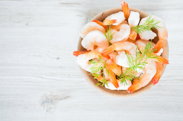 木制表面上的冻虾图片下载