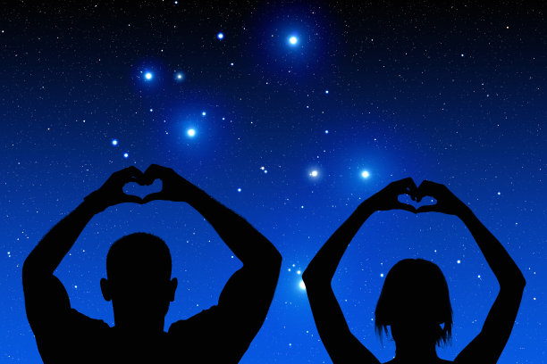 一对夫妇手持心形符号与星空背景。我的天文工作。图片下载