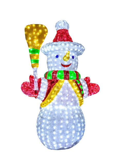 明亮的雪人用雪和花环在夜晚的街道上图片下载