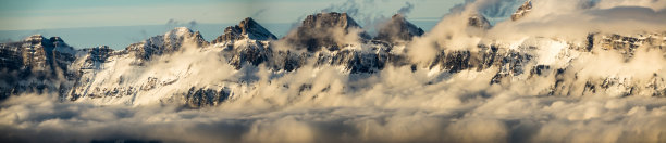 瑞士彻费尔斯滕山脉冬天的全景图图片下载