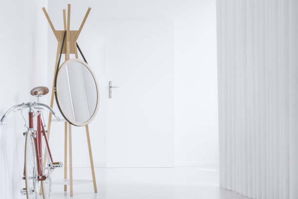 白色大厅里的红色自行车图片下载