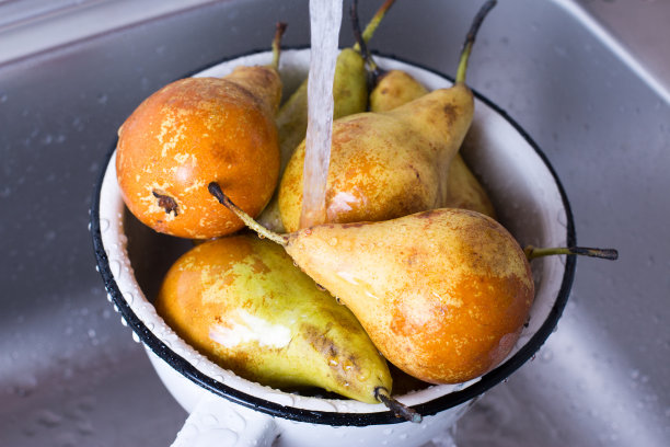 新鲜的梨在厨房的水槽里洗素材图片