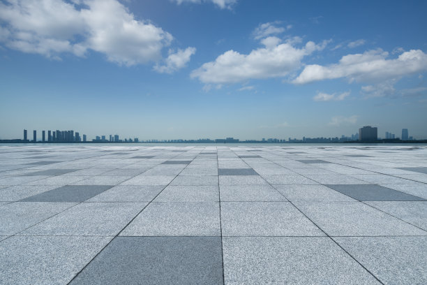 空置的砖地和现代城市的城市景观图片下载