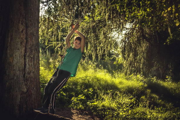 欢乐的男孩在户外的森林在杉树在农村在夏季日落象征快乐无忧无虑的童年在农村图片下载