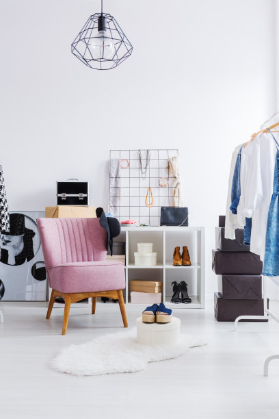 更衣室里的粉色扶手椅图片下载