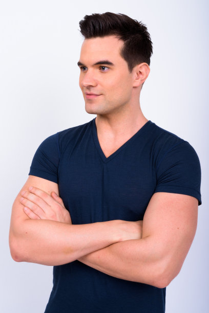 白色背景下英俊的年轻人的肖像图片下载