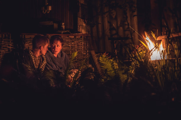 在乡村的篝火旁，母亲和成熟的十几岁的儿子之间的情感对话图片下载