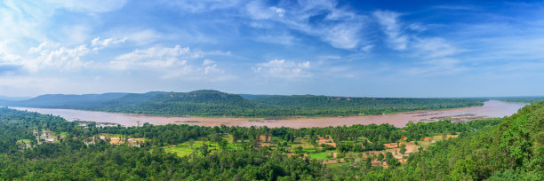 热带雨林风光，泰国美丽的湄公河蓝天尽收眼底。图片下载
