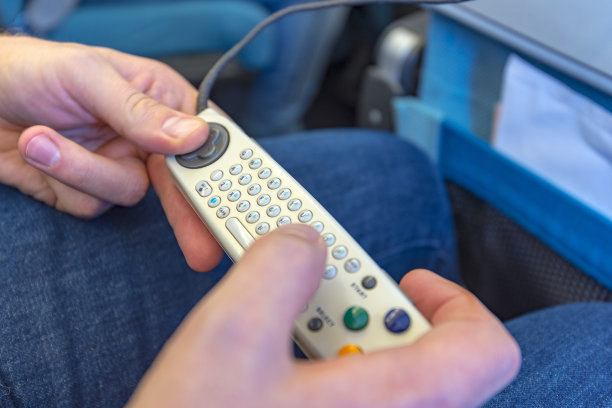 飞机上的乘客在飞行中观看或玩的东西图片下载