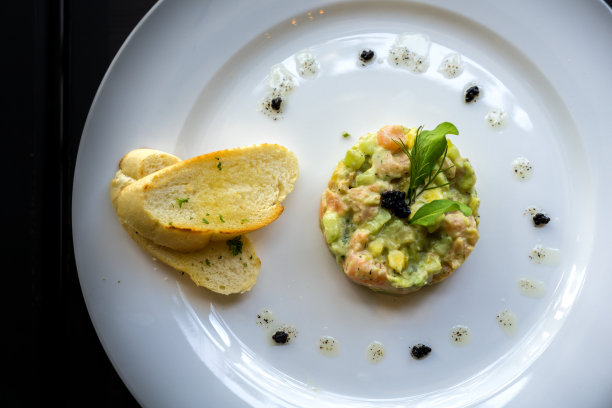 金枪鱼和鳄梨鞑靼配烤法式长棍面包图片下载