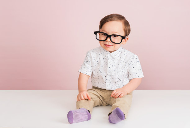 可爱的孩子戴着眼镜在彩色的背景。图片下载
