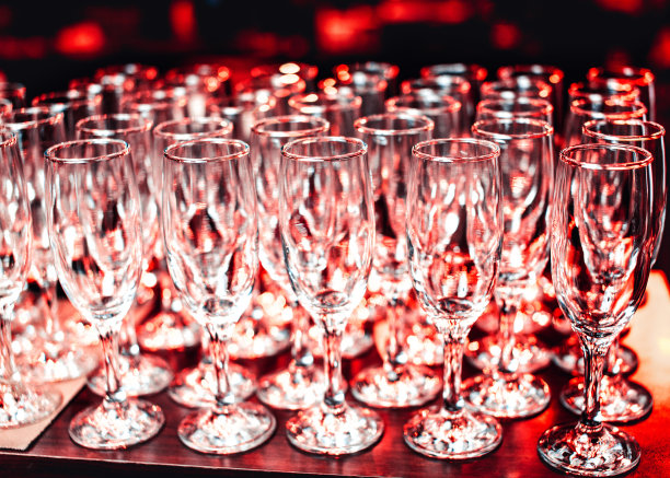 杯子放在吧台上。图片下载