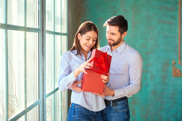 这家伙给了他女朋友一个礼盒图片下载