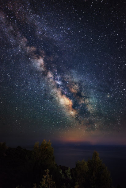 穿越爱琴海的银河。来自希腊哈尔基迪基卡桑德拉半岛的银河系。图片下载