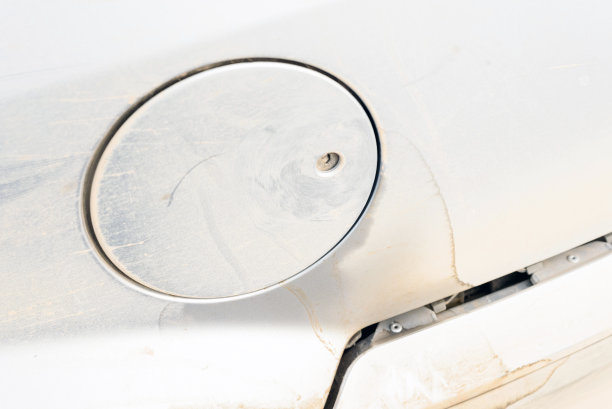 肮脏的汽车油箱盖图片下载