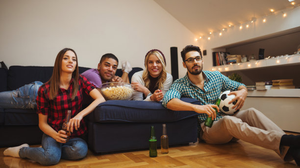 在电视上看足球赛图片下载