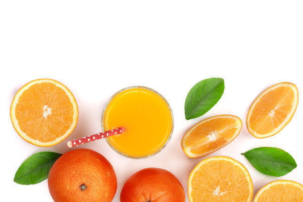 橙汁杯与柑橘片和叶子孤立的白色背景，为你的文本复制空间，俯视图图片下载