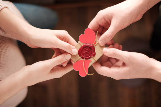 男人和女人拿着礼物图片下载