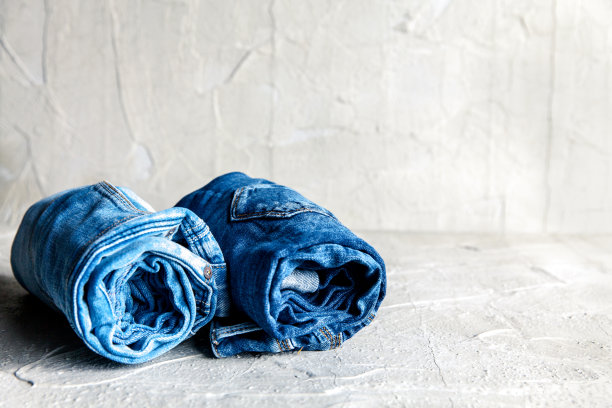 在灰色背景上穿上蓝色牛仔牛仔裤图片下载