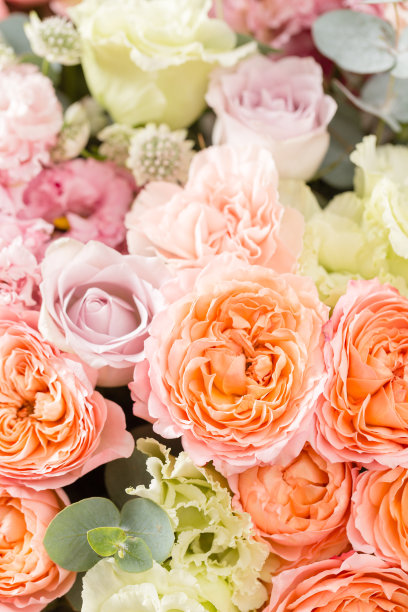 木桌上的花瓶里装着一束美丽的混合鲜花。花店花匠的工作图片下载