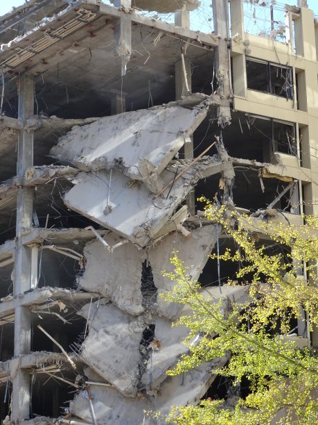 城市中一座高层建筑的拆除图片下载