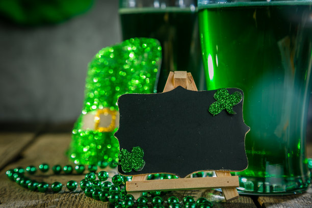 圣帕特里克节概念-绿色啤酒和象征图片下载