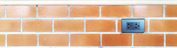 咖啡厅的砖墙和插座。图片下载