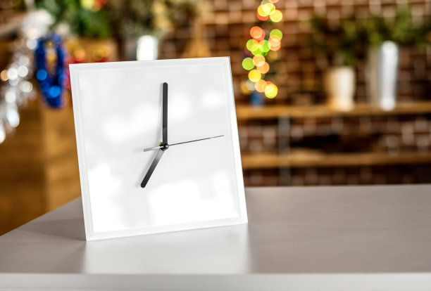 现代架子上的白色时钟。镜框或室内装饰。图片下载