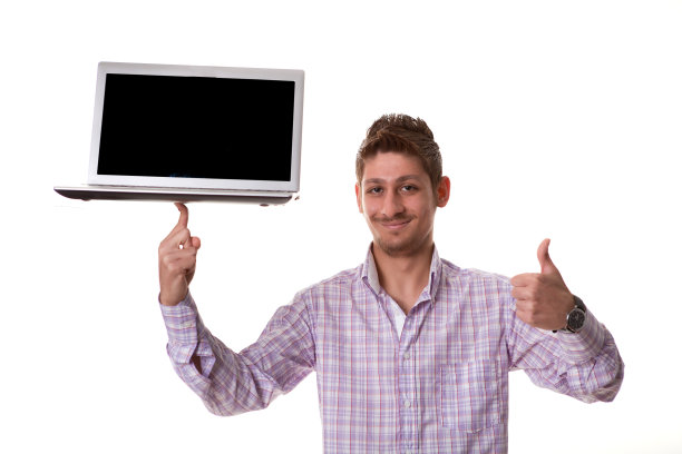 手拿笔记本的微笑青年图片下载