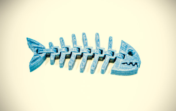 用3d打印机在白色背景上打印抽象物体。图片下载