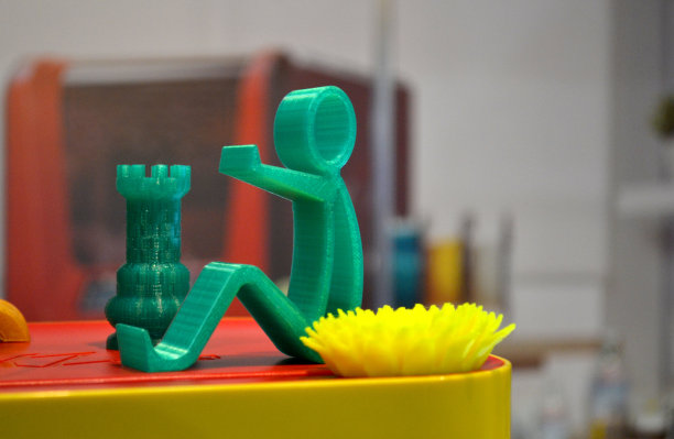 一些抽象的孤立物体打印在3d打印机上图片下载