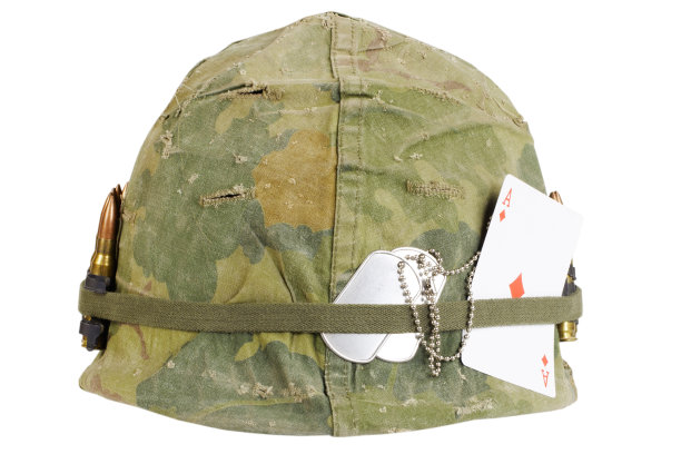 越战时期的美国陆军头盔，带有伪装掩护和弹药带，狗牌和护身符-玩钻石王牌图片下载