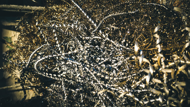 特写扭曲螺旋钢刨花。钢铁行业图片下载