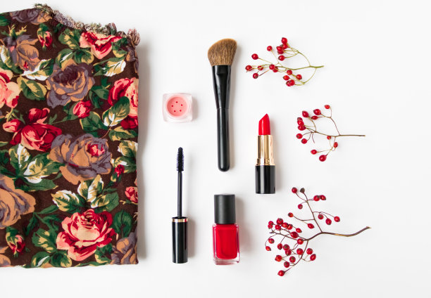 女人的化妆品和明亮的顶部装饰的浆果在白色的背景。红色，平躺，俯视图图片下载