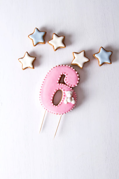 姜饼作为蛋糕的装饰。明亮的白色背景图片下载