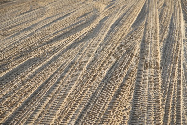 沙地上有轮胎印图片下载