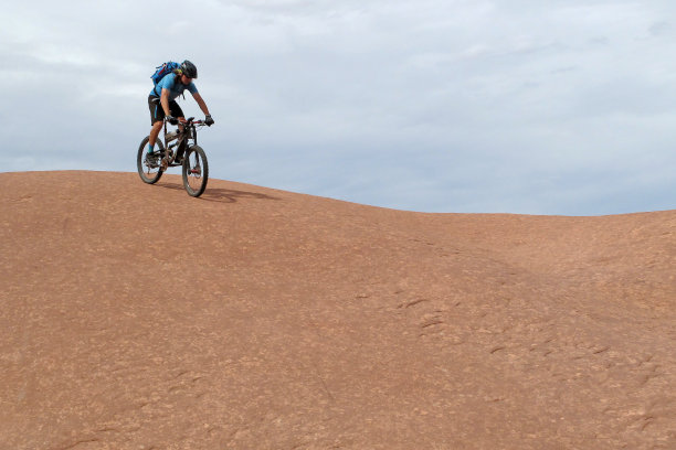 山地车骑下山著名的滑岩小径，摩押，美国图片下载