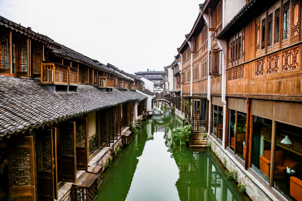 中国乌镇的湖边村舍素材图片