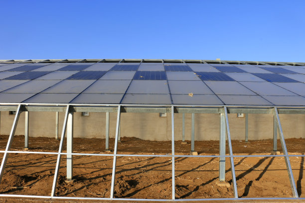 太阳能光伏玻璃和温室框架，特写照片图片下载