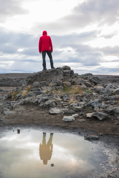 户外男人站在石头上图片下载