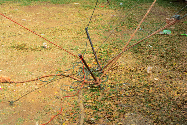 铁钉钉进土里，用绳子拴牢图片下载